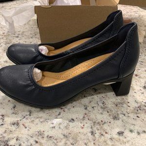 BRAND NEW WITH TAGS Clarks Navy Leather Heels